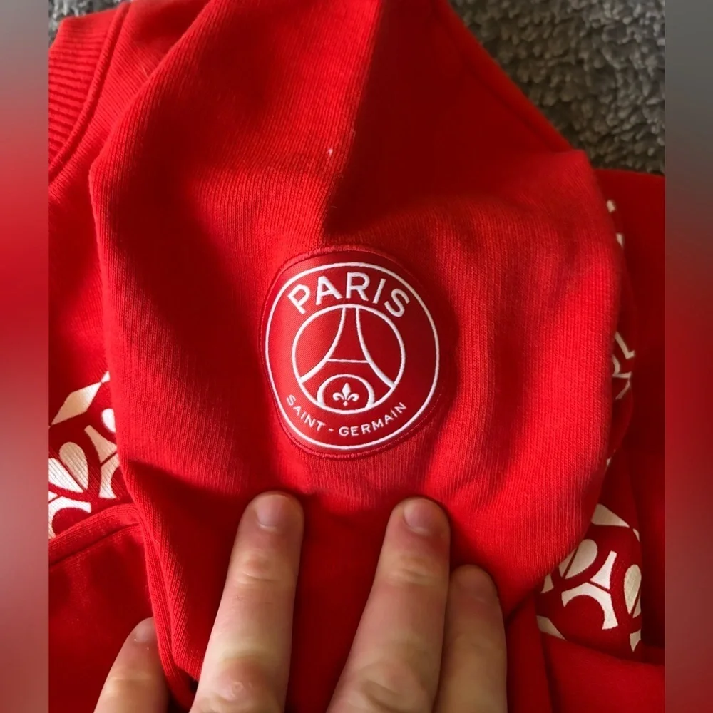 Paris St. Germain stay warm
